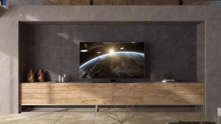 Les téléviseurs Roku de la série 8 de TCL sont dotés de la technologie de couleur QLED et du son Dolby Atmos