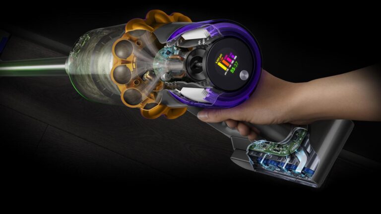 L’aspirateur sans fil Dyson V15 Detect utilise une détection laser pour révéler les particules de poussière