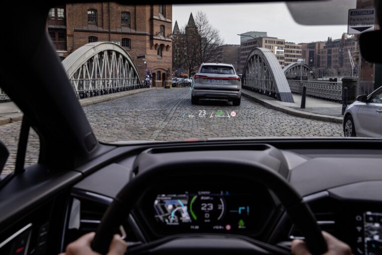 Le HUD augmenté de l’Audi Q4 e-tron transmet les informations de conduite sur le pare-brise